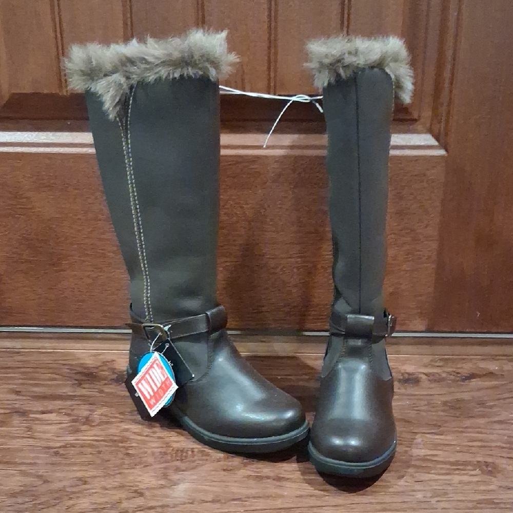 Weatherproof Wide Width Brown Boots. NWT Size 7W